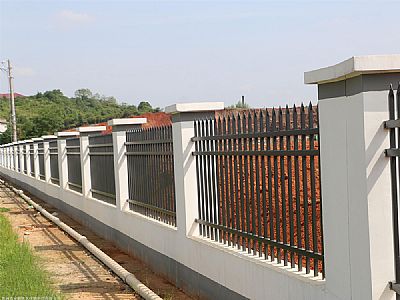 鋅鋼護(hù)欄應(yīng)用于廠(chǎng)區(qū)圍墻防護(hù)